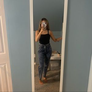 MEDIUM WASH ULTRA HIGH-RISE HOLLISTER MOM JEANS